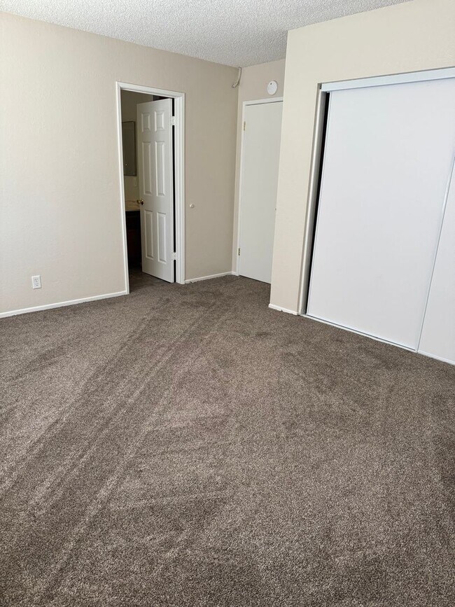 Building Photo - Apple Valley- Four Plex- 2 Bedrooms, 2 Bat...