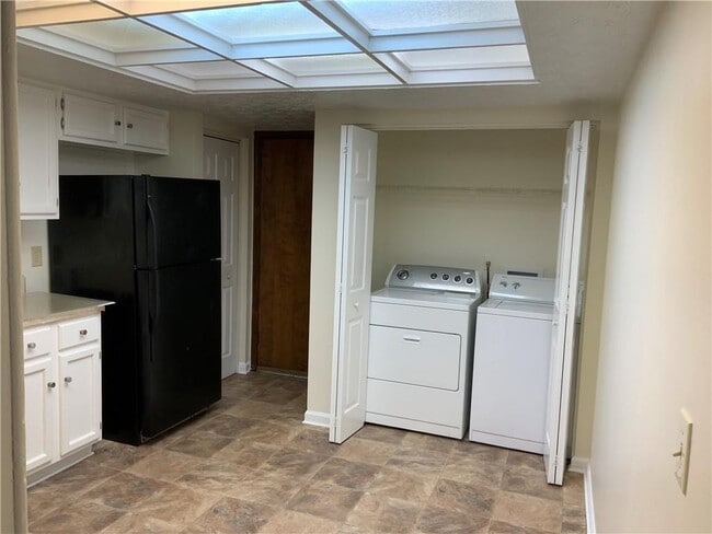 Building Photo - 4167 Oak Ferry Dr NE