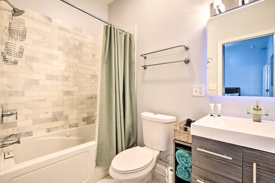 Building Photo - 4904 W Fulton St