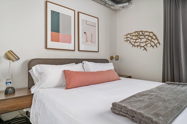 Building Photo - Midtown Studio! 50% Off Fees + $1,000 GC!