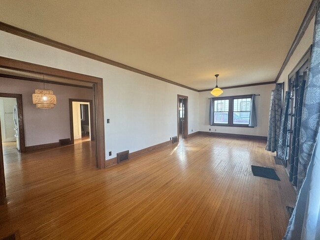 Building Photo - Centrally located 3-bedroom 2-bath