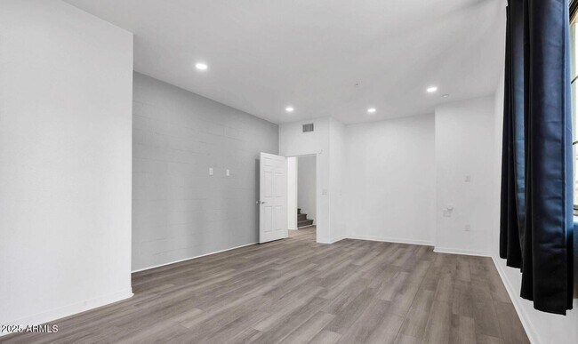 Building Photo - 832 S Farmer Ave