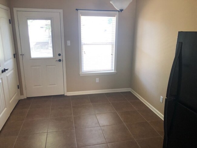 dining area - 107 S Grant St