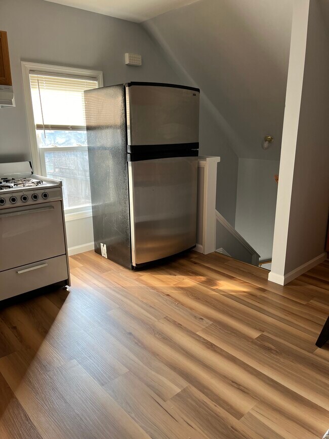 Building Photo - 1321 Iranistan Ave