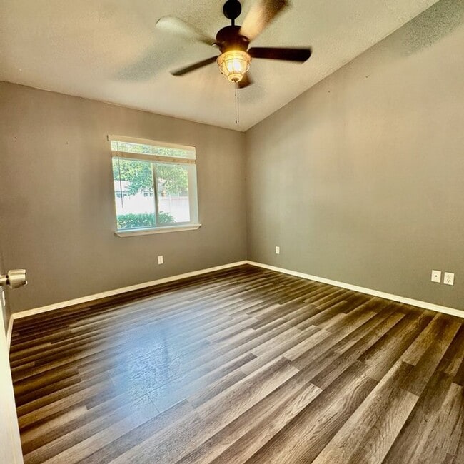 Building Photo - Modern 1 Bed, 1 Bath Ground-Floor Condo in...