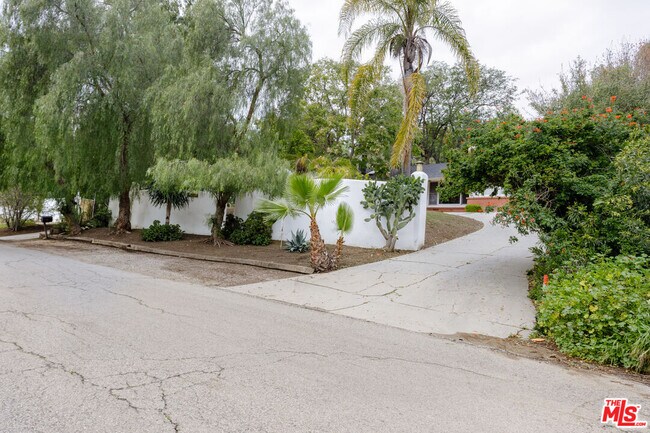 Building Photo - 19439 Oxnard St