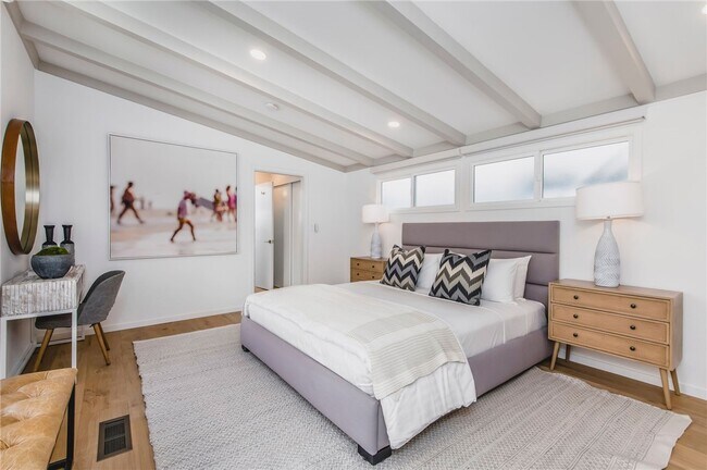 Building Photo - 816 The Strand