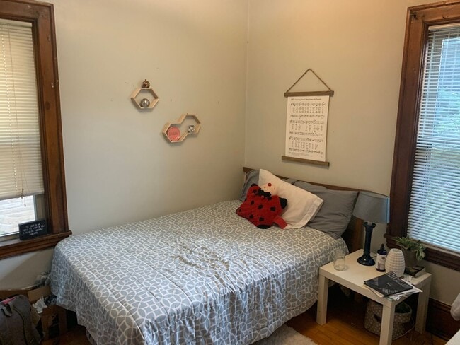 Building Photo - Lovely 2Br / 1Ba South Uptown Condo w/ Hardwood Floors, Sunroom, Fenced Backyard!