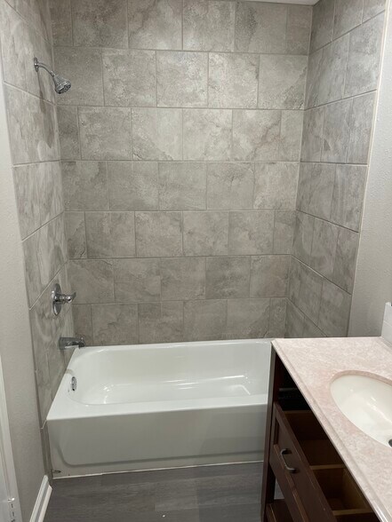 Building Photo - 9505 Sierra Dr