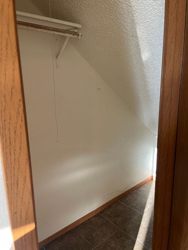 Building Photo - Townhouse with Garage!