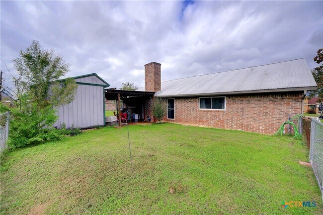Building Photo - 104 Lago Vista