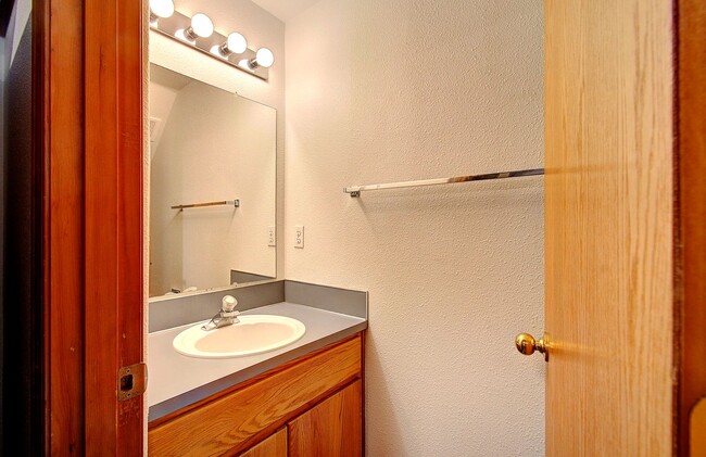 Building Photo - Spacious 3bd 2.5ba Unit in 4Plex - Avail. Now!