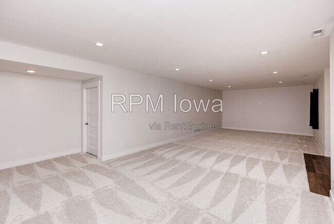 Building Photo - 5901 NE Sherman Dr