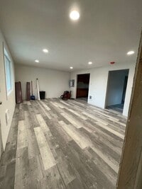 Building Photo - 1 Bedroom, 1 bath lower basement apartment!