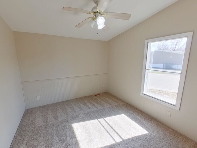 Building Photo - 2320 E MacArthur Rd