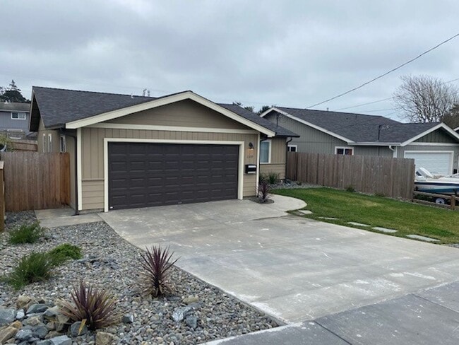 Building Photo - Simply gorgeous 3/2 with 2 car garage, dog...