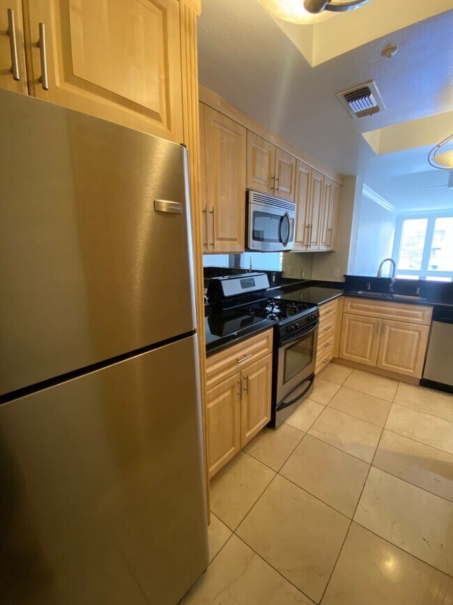 Building Photo - Remodeled 2 Bedroom Condo Just Off the Strip!