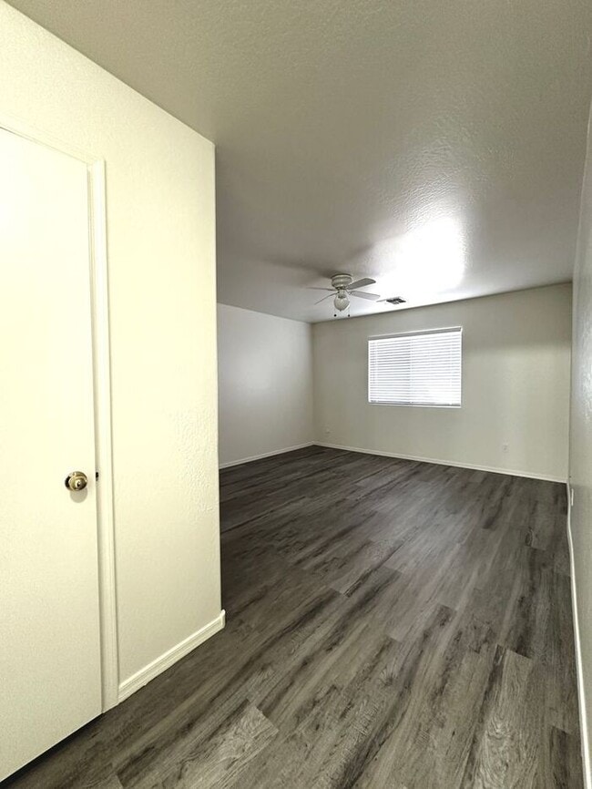 Building Photo - New Flooring! Single level 3 bed in Camelback Ranch!