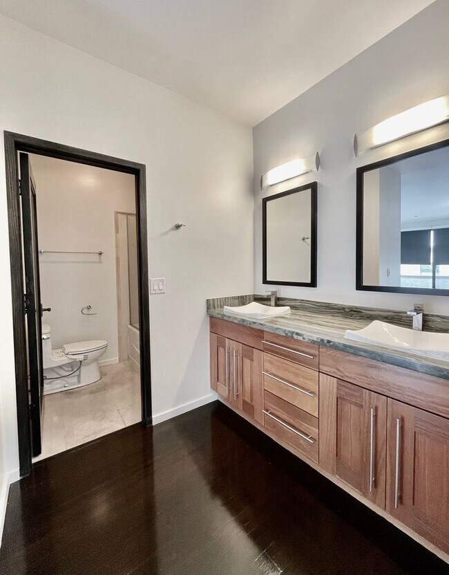 Building Photo - Spacious 2 Bedroom 2 Bath Condo in West LA