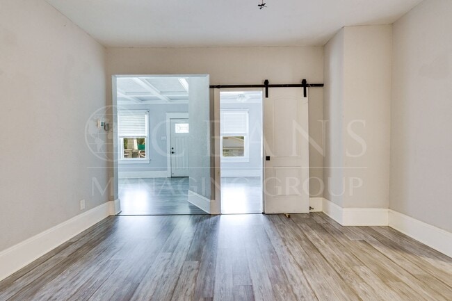 Building Photo - Charming 2 Bed, 2 Bath Home Near the World...