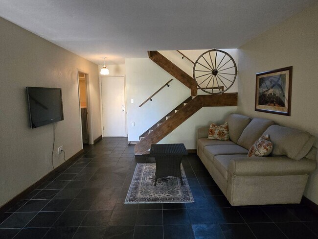 Building Photo - Beautiful two story, 3 bed, 1 full bath, 2...