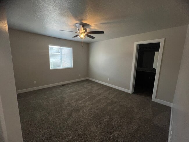 Building Photo - Ready To Move in! New 2 Bed 3 bath!
