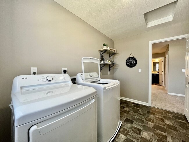 Building Photo - Brand new Executive home in Liberty Twp, Ohio