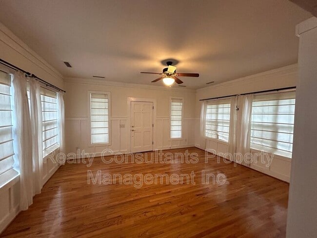 Building Photo - 2461 Lyndhurst Ave