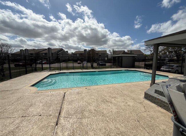 Building Photo - 12500 Sandpiper Dr