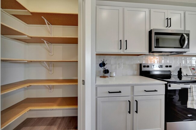Building Photo - Beautiful Luxury Townhome