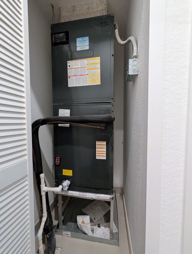 Building Photo - Spacious 3 Bedroom / 3.5 Bathroom Townhome for Rent – Miami