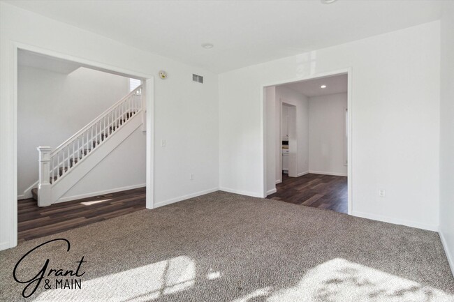 Building Photo - $1,450 - 3 Bed / 1 Bath Newly Renovated Ho...