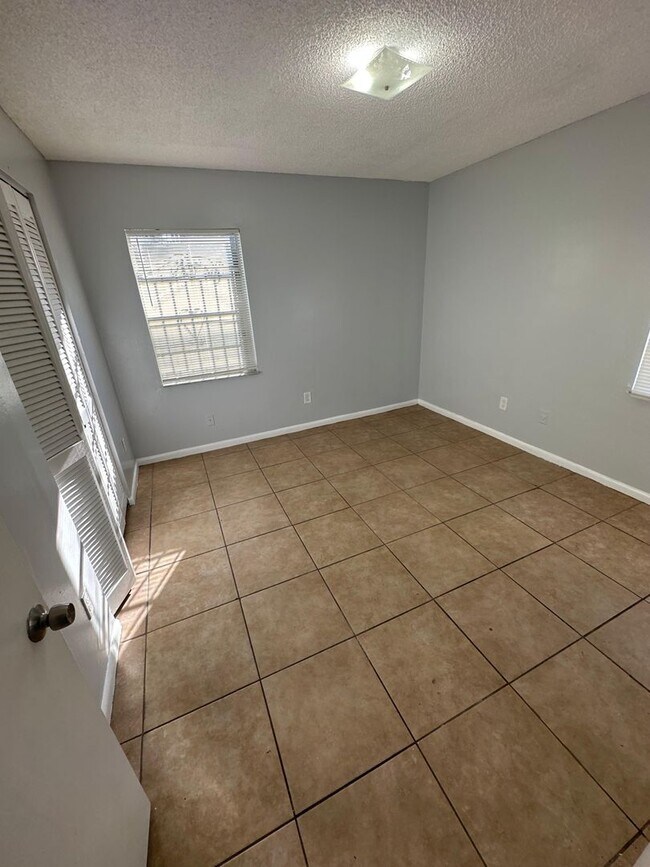 Building Photo - 712 Eaverson St