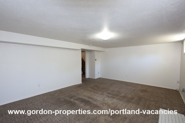 Building Photo - SE 57th Ave - 5 bedroom home with fireplac...