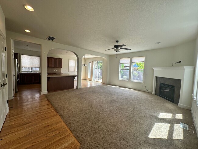 Building Photo - Spacious 3 Bedroom + Bonus Room , club, Across from Park!