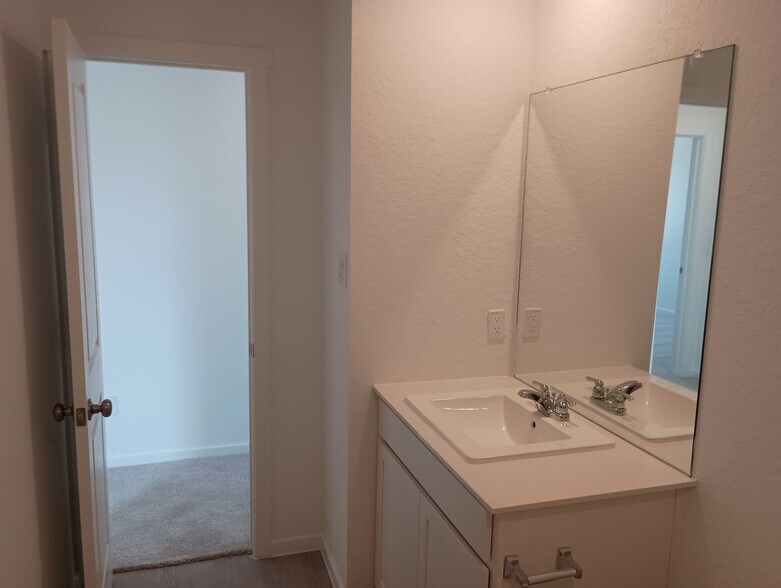 Building Photo - Room in House on Noir Ln