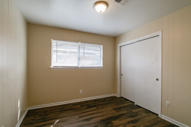 Building Photo - 5755 Oakham St