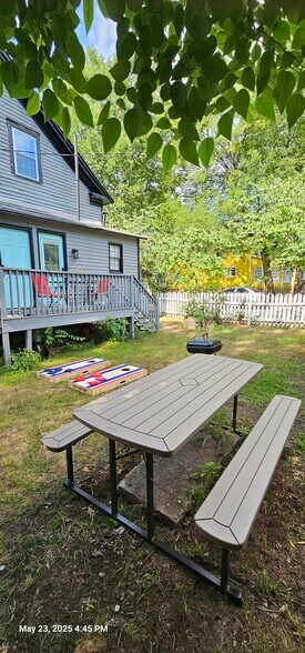 Large backyard for gatherings and entertaining and grilling - 607 Gaskill St SE