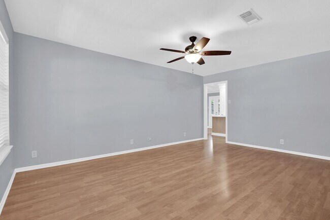 Building Photo - 3/2/2 in Quiet Sherman Neighborhood Near Fairview Park!