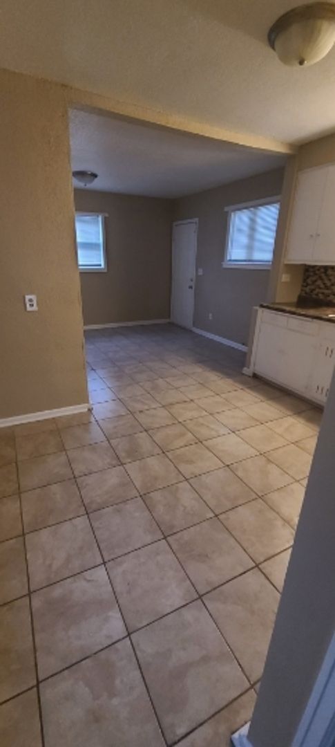 Building Photo - Charming 2 bedroom single family home near Lincoln Park