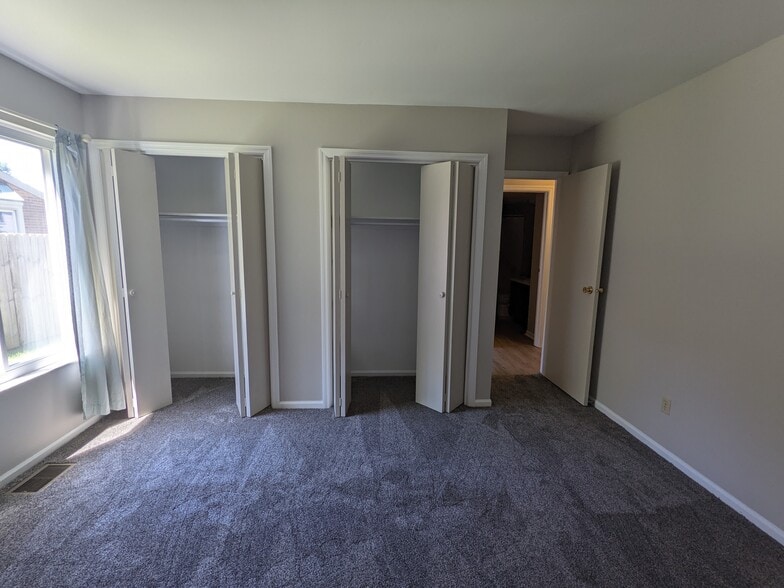 Bedroom 2 - closets - 4798 Moreland Dr W