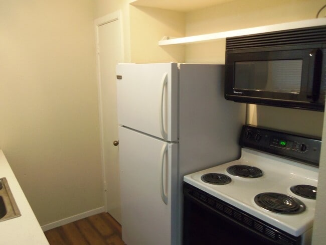 Building Photo - Cozy Condo close to downtown!!