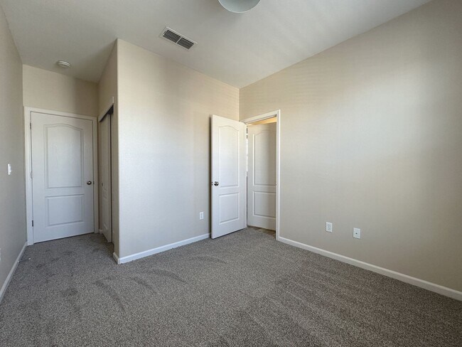Building Photo - Beautifully Upgraded 3BD/2.5BA Citrus Heights Home with Covered Patio & Modern Amenities!