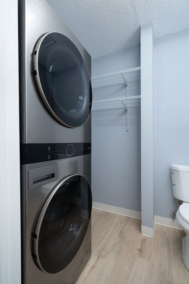 Building Photo - Recently remodeled 2 bedroom 1 bath unit! ...