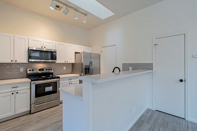 Building Photo - Great home in gated community!