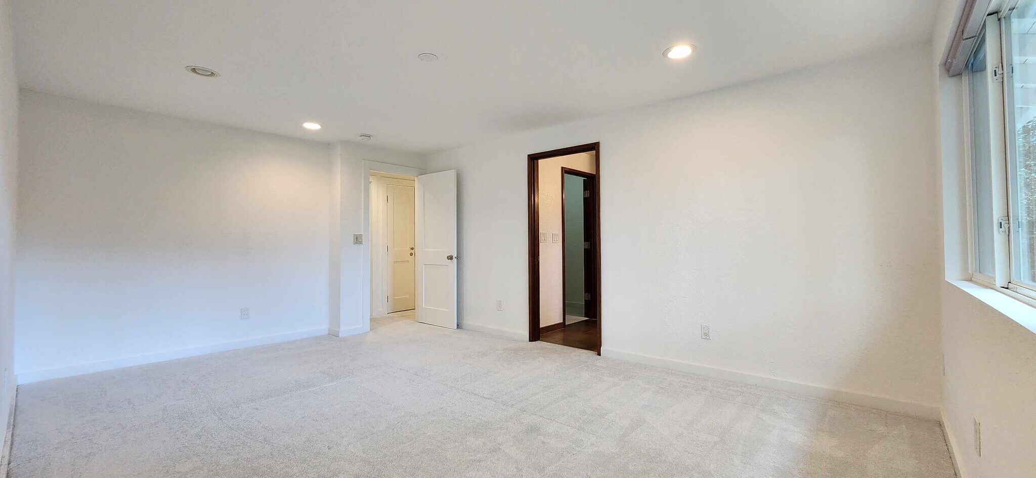 Building Photo - 2417 Sahalee Dr W
