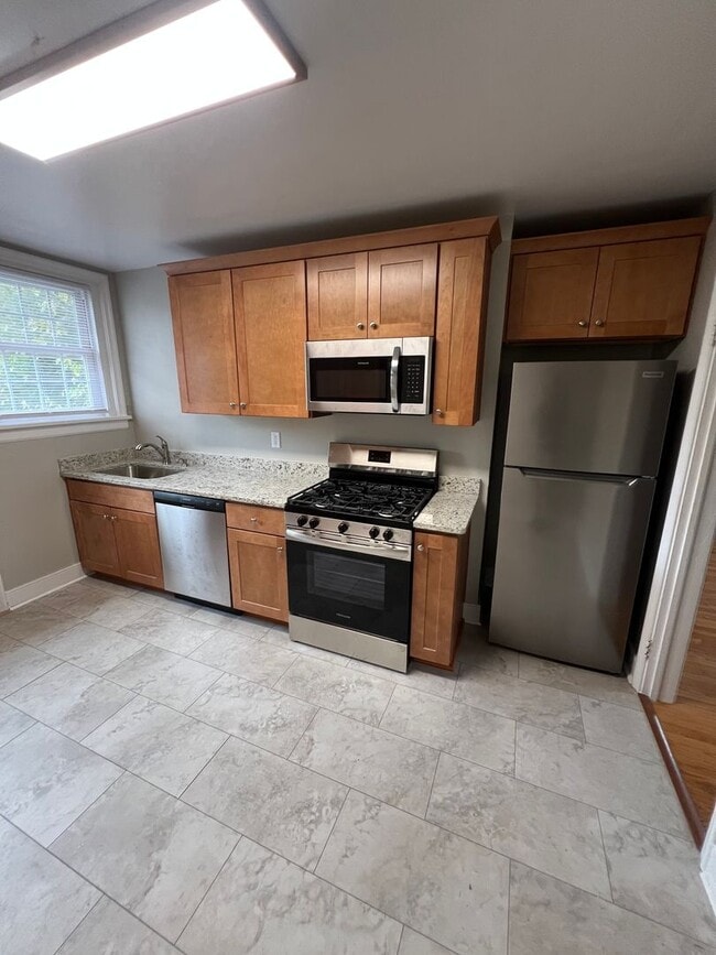 Building Photo - Huge 1 Bedroom Apartment, in the Near west End with an extra den space!