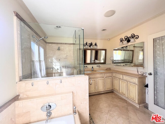 Building Photo - 2652 S Bedford St