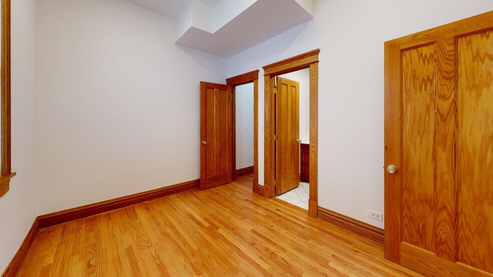 Building Photo - 3406 N Sheffield Ave
