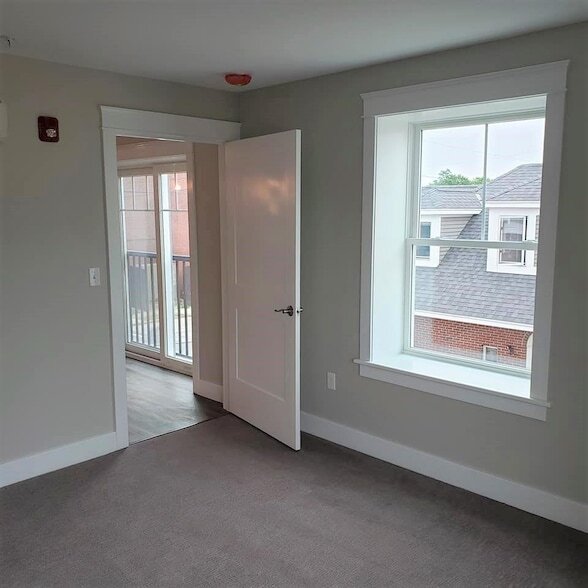 Building Photo - 10 4th St